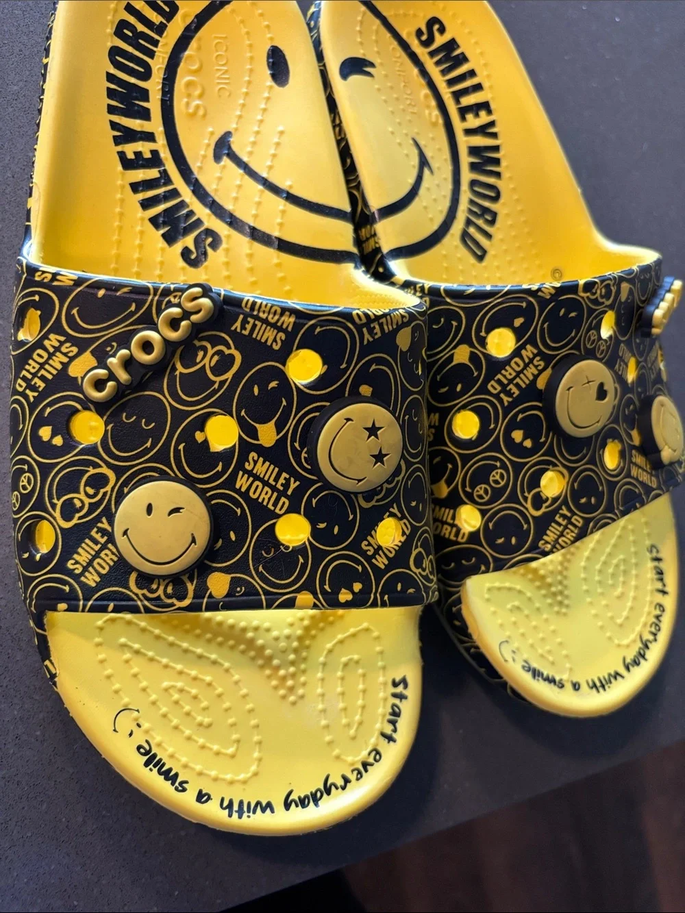 Crocs x SmileyWorld Slide Sandal – Unisex (Size 10)